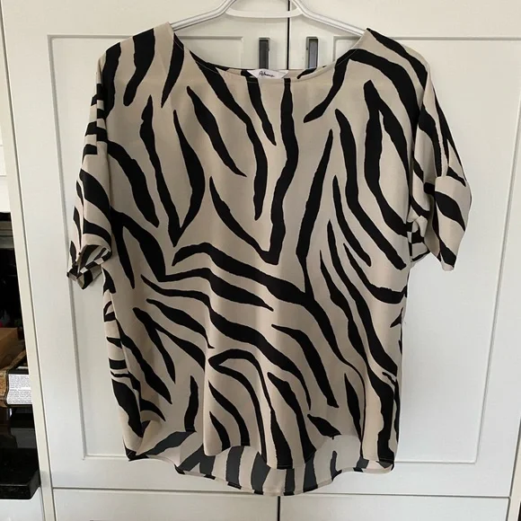 NWOT Reitmans Woven Zebra-Print Short Sleeve Top in Black and Cream - Picture 4 of 4